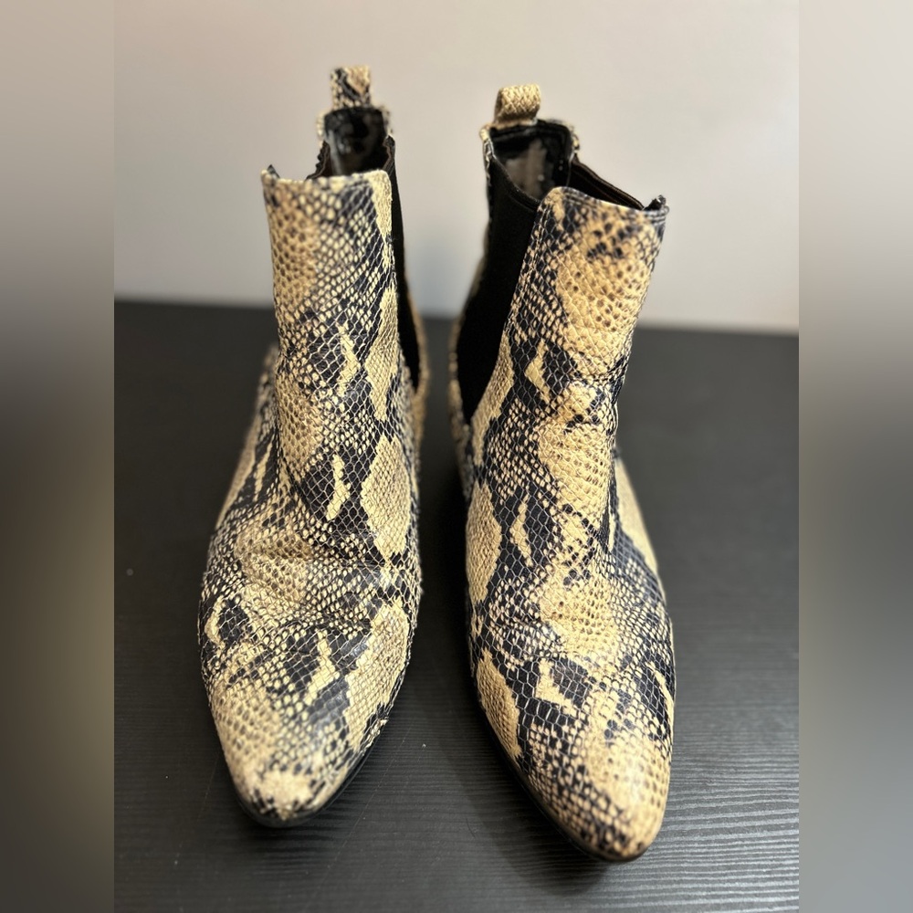 Sam Edelman 7 1/2 women’s boot booties, snake skin pattern